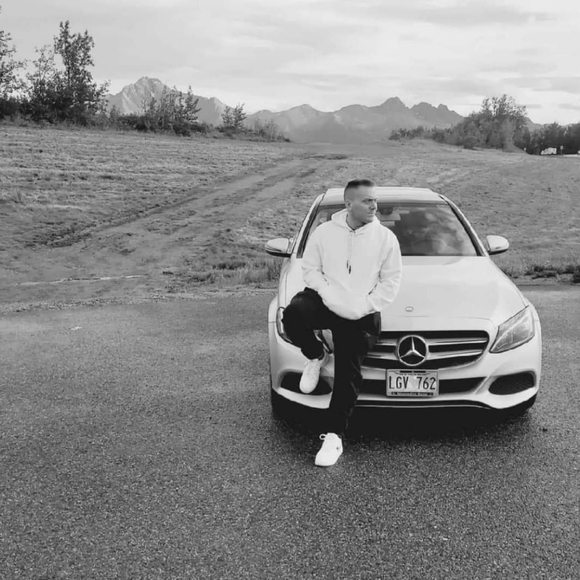 Meet your Poshers, Brian and Karri - Picture 5 of 7